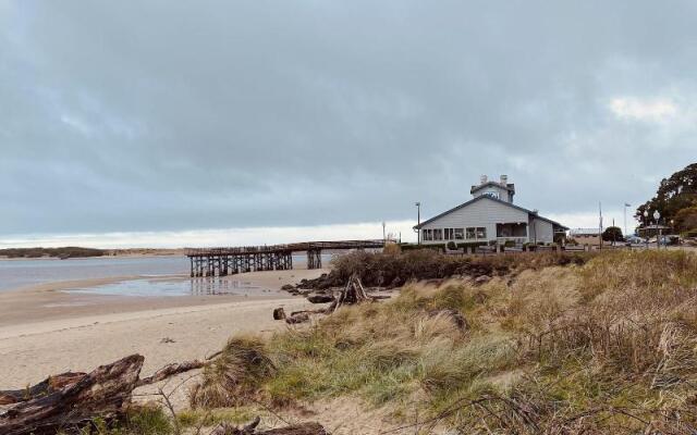 Siletz Bay Beachfront Hotel by OYO Lincoln City