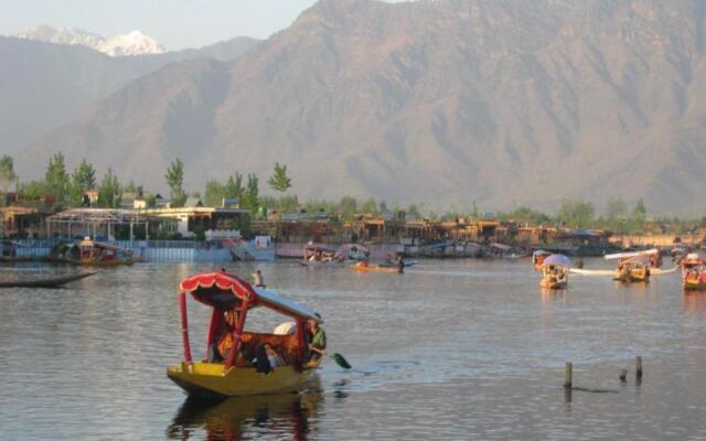 Young Shahzada Group of Houseboats