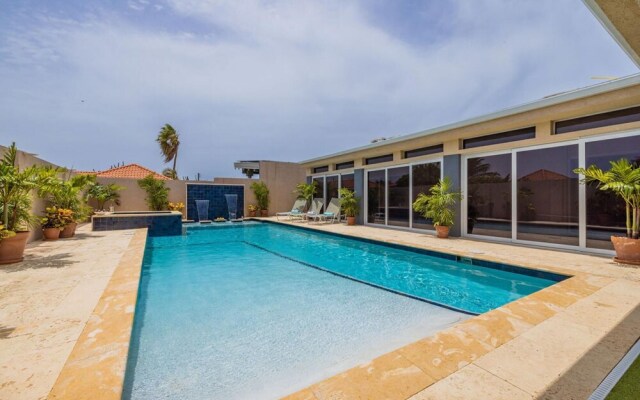 Villa Blue Topaz - Oasis With Pool Hot tub Sauna