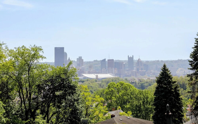 3 Mi to Downtown: Pittsburgh Home w/ Balcony!