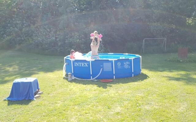 Reizendes Ferienhaus mit Swimmingpool Naehe Ostsee