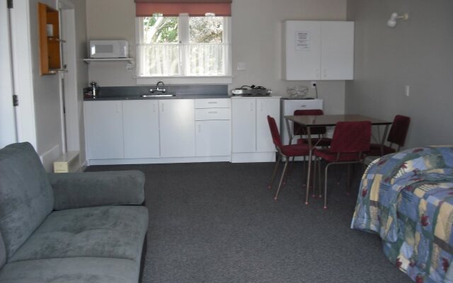 554 Moana Court Motel