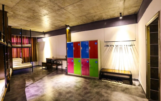 Comma Travel International Youth Hotel