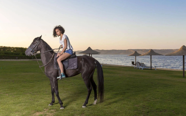 Byoum Lakeside Hotel