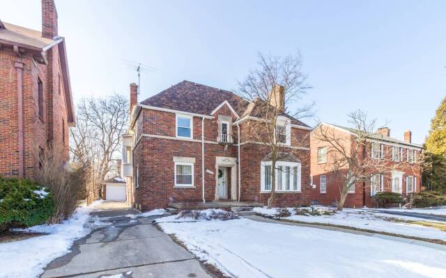 Spacious Luxury home, 5 min to Detroit golf club/ 4 car free parking!