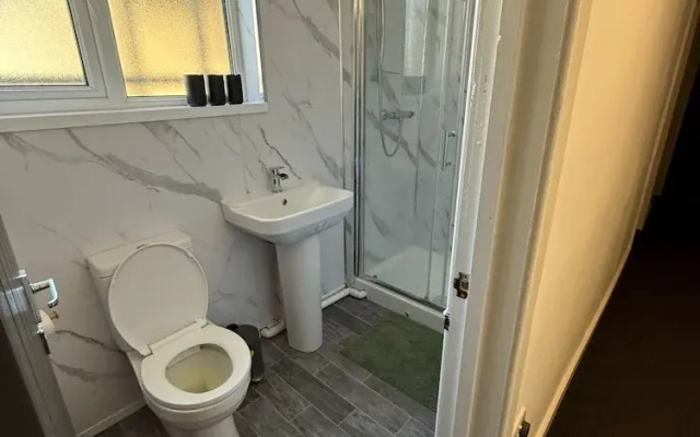 Large and Peaceful 4-bedroom House in Bridgend
