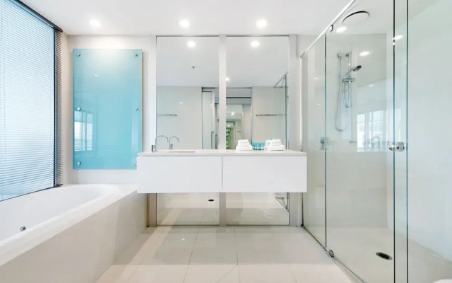 Iconic Q Surfers Paradise 1 Bed + Study Apartment