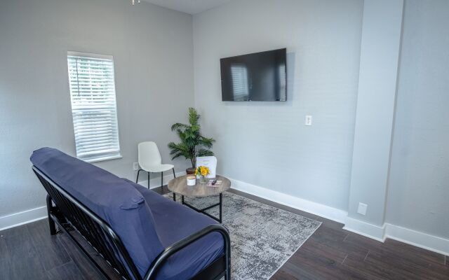 Remodeled Historic 1BR 1BA House Near Downtown