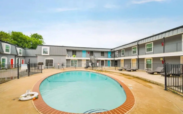 Stylish 1BR Near UT Mueller Evonify