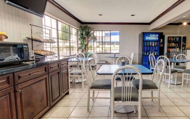 Econo Lodge Inn & Suites El Paso West