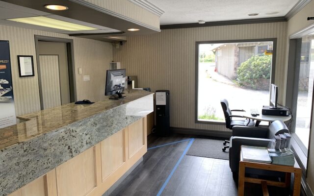 Travelodge by Wyndham Vancouver Lions Gate