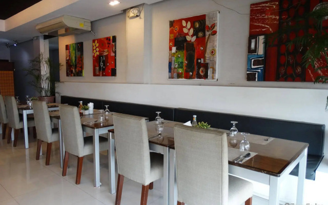 Holiday Suites Business District (Empire Suites Hotel)