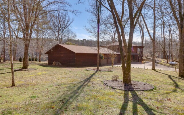 Family-friendly Riverfront Manor on the Little Red