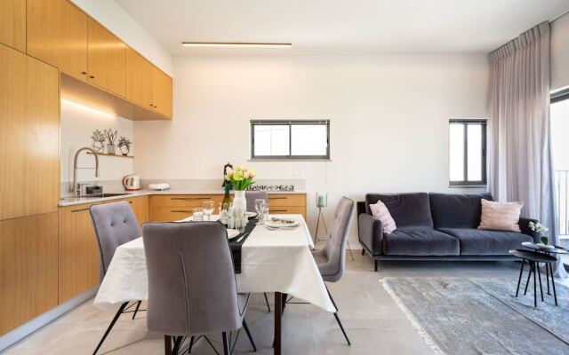 Beautiful City Apt w/Balcony by Sea N' Rent