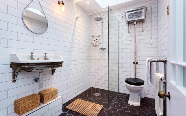 Veeve - The Coach House
