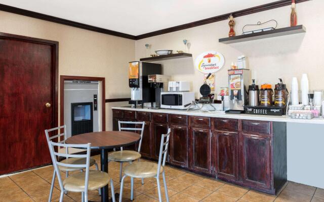 Super 8 by Wyndham Fenton/St. Louis Area