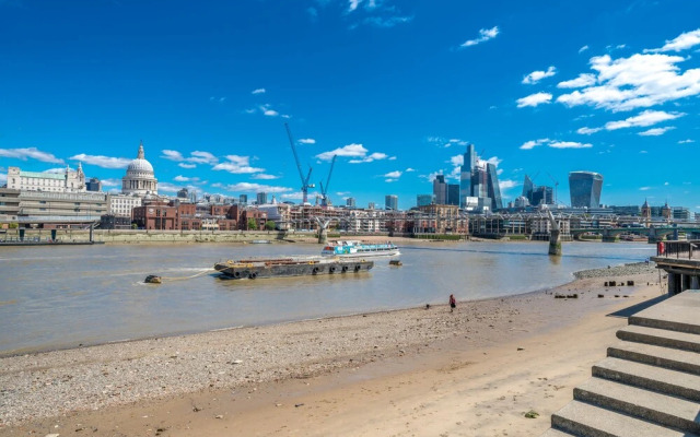 Altido 2-Bed Flat W/ Thames View