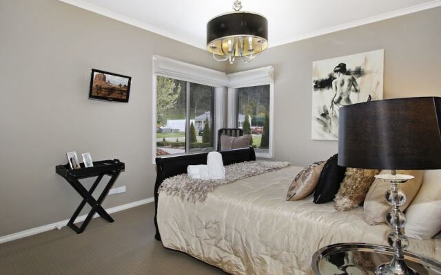 Collins Retreat - 4 Bedroom home with Pool