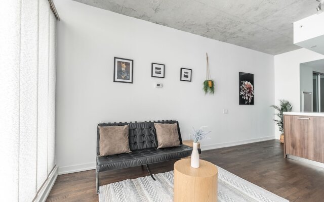 Stylish and Bright 1BR Condo King West