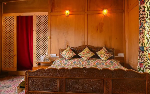Houseboat New Golden Flower