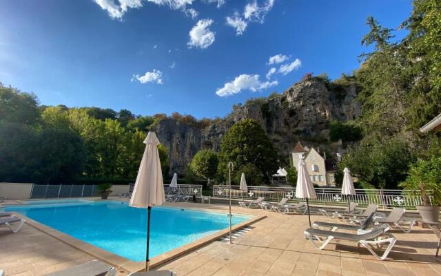 Logis Hôtel Domaine les Falaises