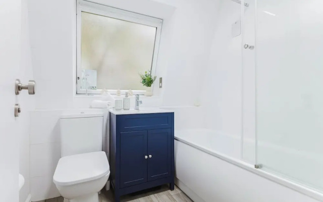 Spacious 2BR House by Madame Tussauds