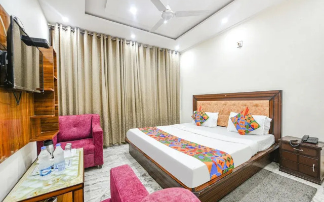 Fabhotel Royal Inn