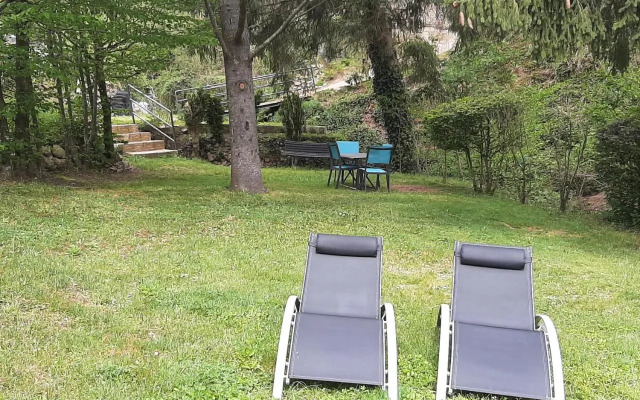 maison en pierre dans un écrin de verdure