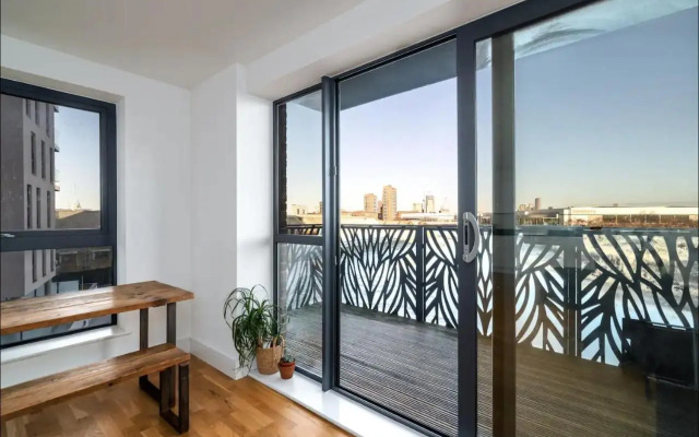 Stunning Riverside View Apartment, near Canary Wharf & O2