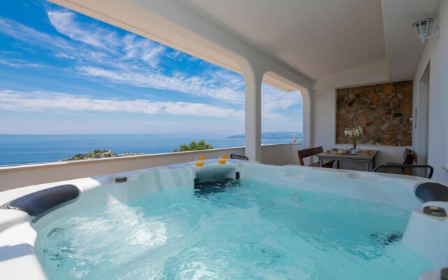 Beautiful Apartment in Makarska With Jacuzzi, Wifi and 3 Bedrooms