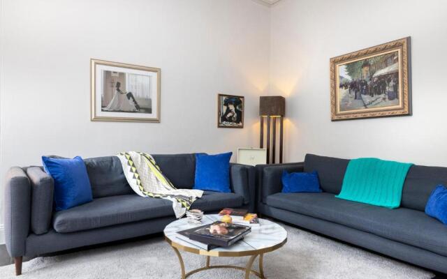 ALTIDO Sophisticated and Bright 4BR apt near Edinburgh Castle