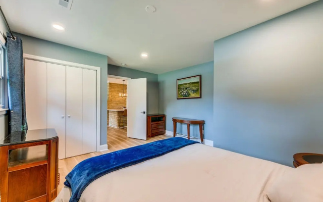 Charming Charlotte Home: 2 Mi to Downtown!
