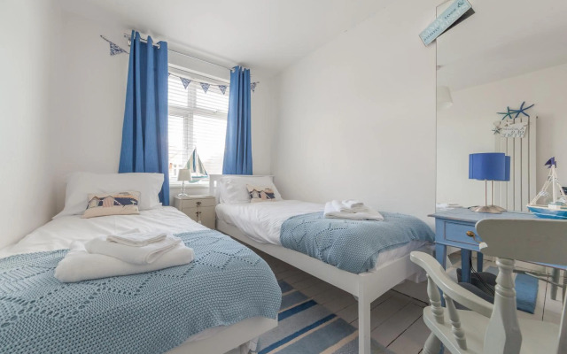 Sea Glimpses with free parking and garden