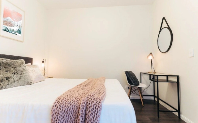 Convenient & Cozy 1BR next to Mall