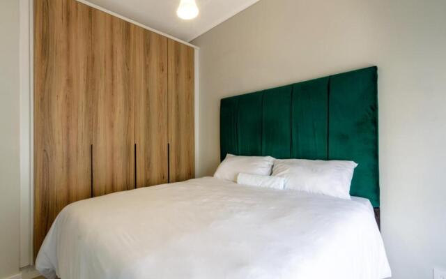 Lovely 1 Modern bedroom in Waterfall City