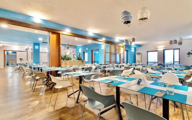 Hotel with swimming pool just 300 mt from the Baia delle Mimose-beach