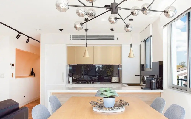 Perfect Located 2-bed With Spacious Balcony & BBQ
