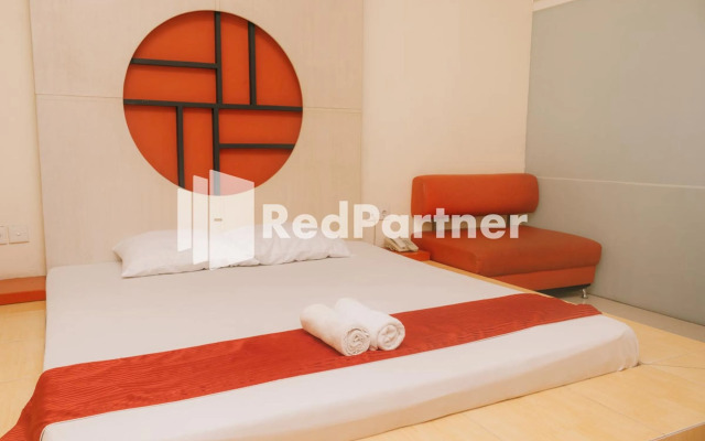 Pits Hotel RedPartner near Atom Mall
