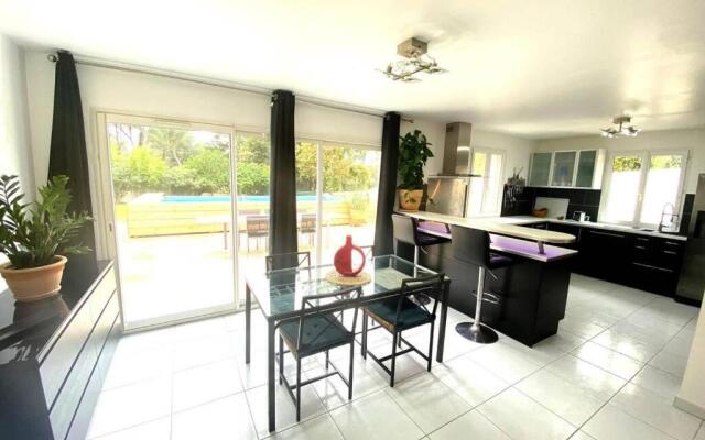 VILLA 6 PERSONNES /PISCINE/CAMPAGNE/TERRAIN DE PETANQUE/15 km BANDOL