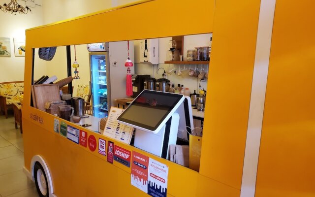 Grandma Lu - Banh Mi Coffee  Hostel
