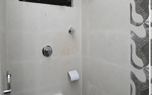 Collection O 22909 Guestopolis