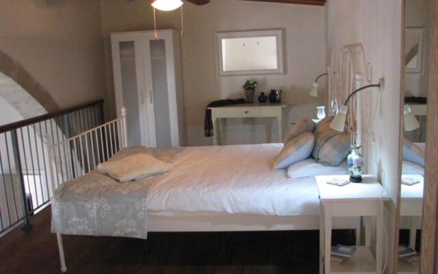 Dolphin Guest House and Studios