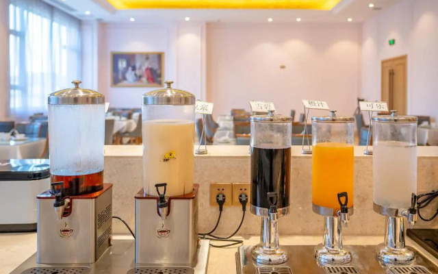 Vienna International Hotel Qishi Center Branch in Dongguan, Guangdong.