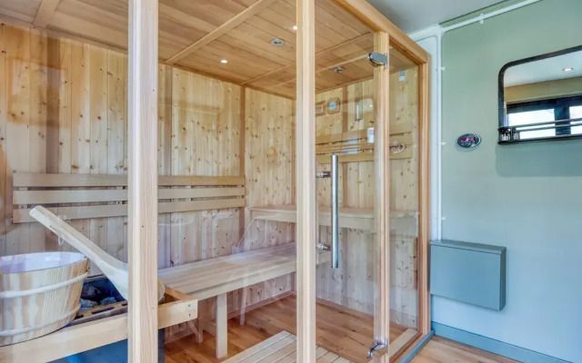 Stylish 2BD with Private Garden & Sauna