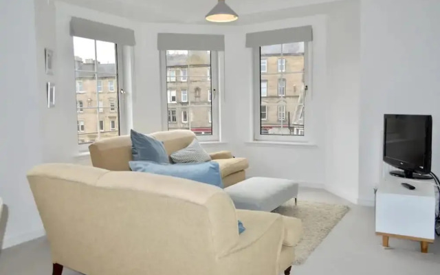 Modern And Central Flat In Roseburn Area