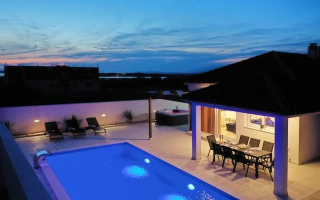 Luxury Villa Sabun with Pool & Hot Tub