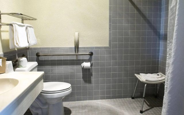 Red Roof Inn & Suites Omaha - Council Bluffs