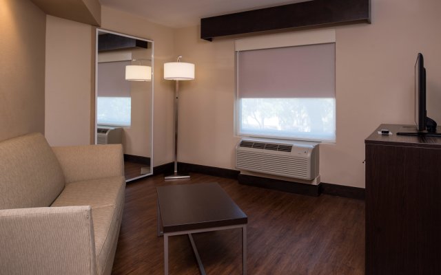 Holiday Inn Express & Suites San Antonio Medical-Six Flags, an IHG Hotel