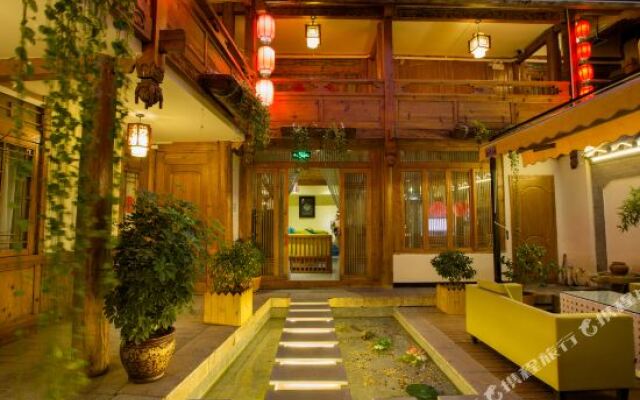 Three Bears Panoramic Beauty Su (Lijiang Ancient City Sifang Street Branch)