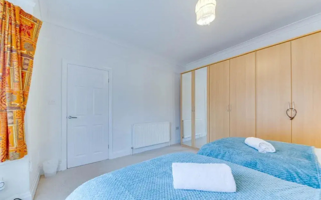 3BR Detached Bungalow w/Parking